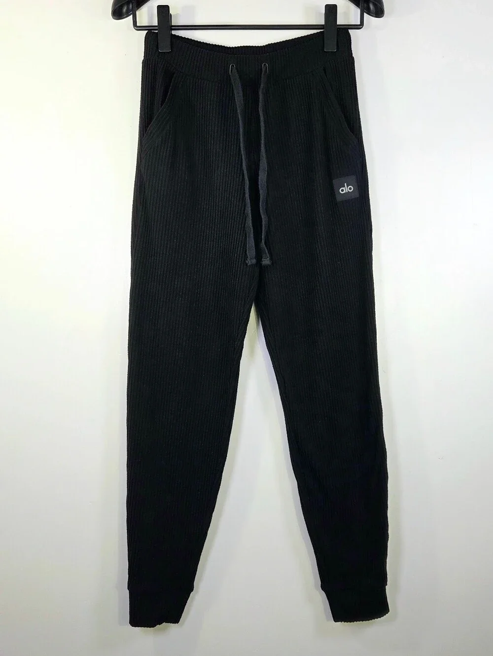 ALO YOGA MUSE RIBBED KNIT JOGGER SWEATPANTS.